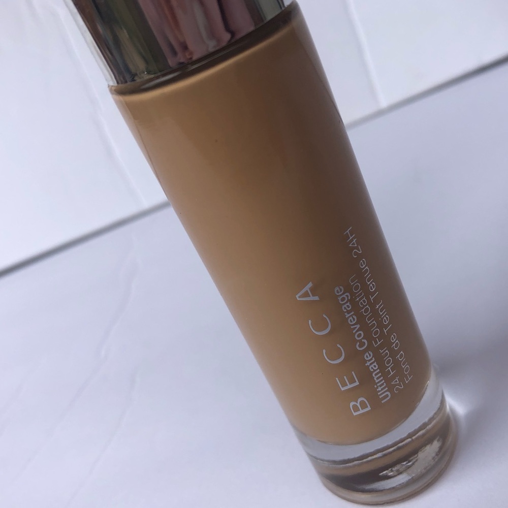 BECCA ULTIMATE COVERAGE 24 HOUR FOUNDATION /OLIVE